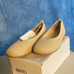 Zurin Women's Tan Textured Flats sz 9.5, 13F-135s001
